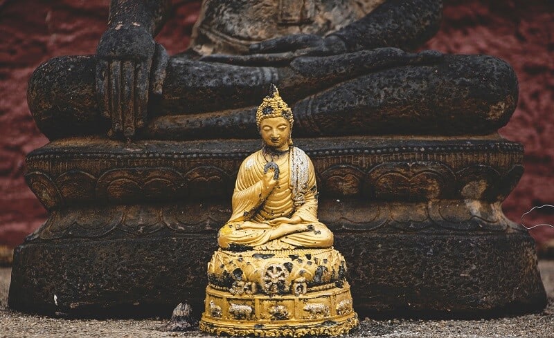 佛教說的護法是指左右護法嗎？弘法金又是什麼呢？